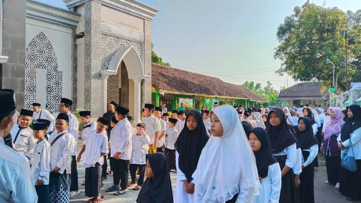 Ratusan anak yatim piatu sedang berkumpul di depan Masjid Al-Hilal mengikuti kegiatan santunan memperingati tahun baru Hijriyah. (SketsaNusantara.id)