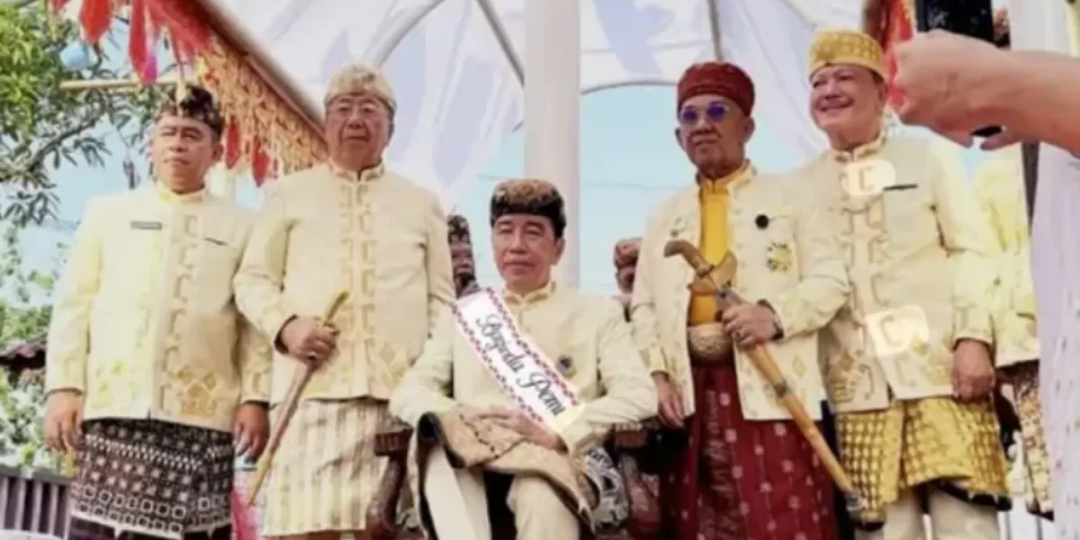 Jokowi injak kepala kerbau. (Instagram/dpdpsikabkarawang)