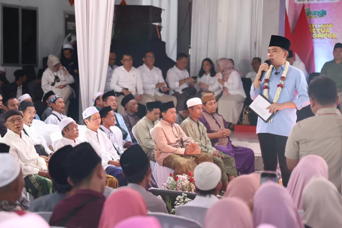 Bupati Jember Muhammad Fawait saat bertemu warga. (Angga Juli Setiawan/SketsaNusantara.id)