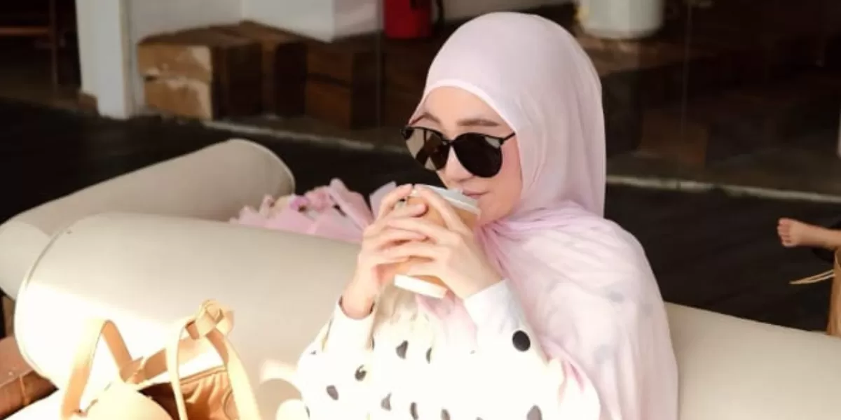 Viral pernyataan Larissa Chou yang seolah kasih kode ingin keluar dari agama Islam. Mantan istri Ikram Rosadi ini sebut kemungkinan untuk kembali sejalan dengan or (instagram/larissachou)