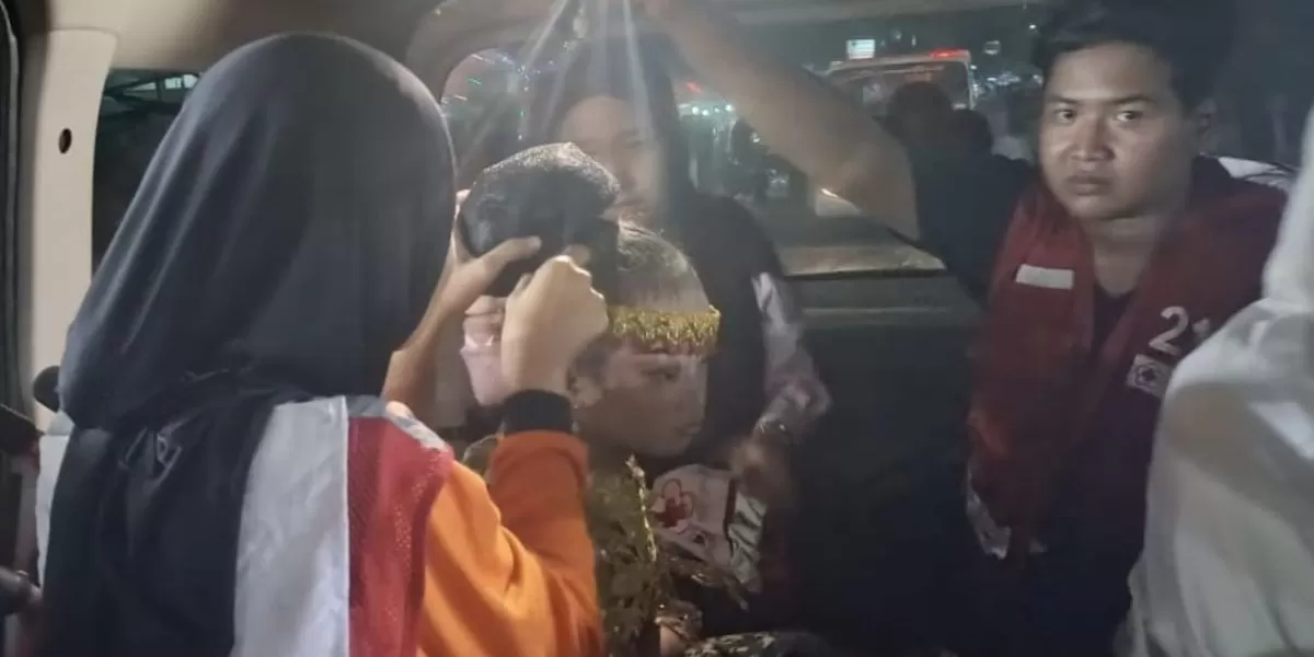 Momen KSR PMI Jember dan SIBAT evakuasi bocah yang pingsan saat petik laut di Puger (Dok. PMI)