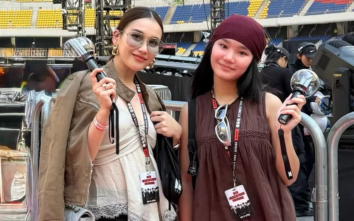Potert Ayu Ting Ting nonton konser BTS di Busan, pengakuannya dapat tiket dari orang dalam jadi buah bibir di media sosial (Instagram/ayutingting92)