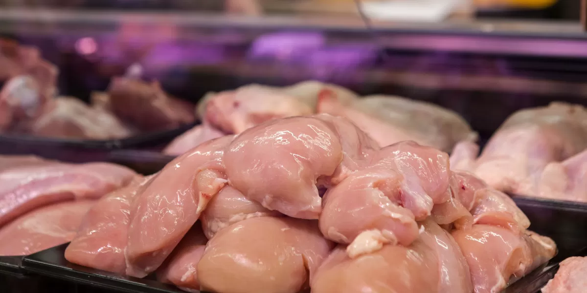 Ilustrasi harga ayam turun setelah MBG di Yogyakarta berhenti. (Pexels/Julia Filirovska )