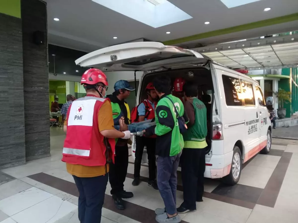 Pertolongan pertama kecelakaan oleh PMI Jember. (Dok PMi Jember)
