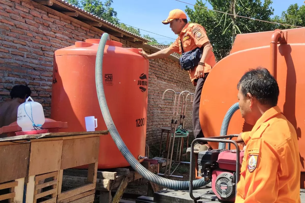 Tim BPBD Jember mensuplai air bersih. (Dok BPBD Jember)