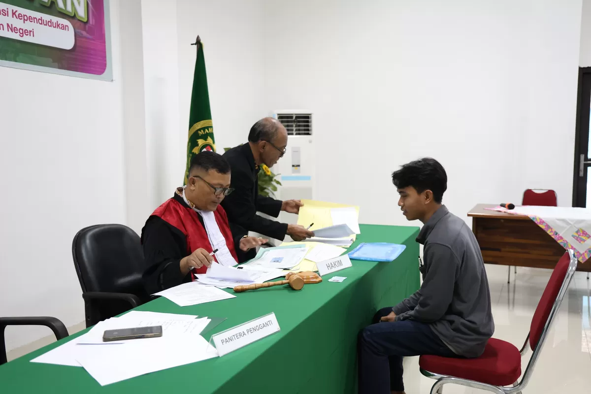 Proses layanan adminduk. (Dok Diskominfo Jember)