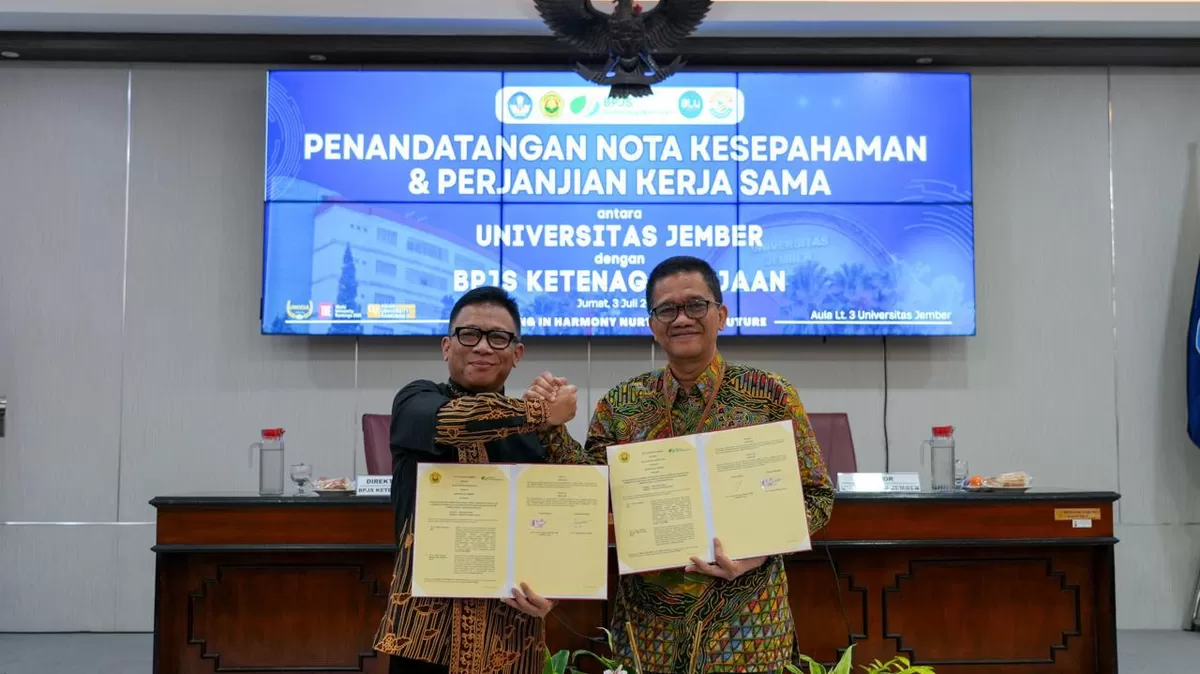 Direktur Utama BPJS Ketenagakerjaan Saiful Hidayat dan Rektor UNEJ Iwan Taruna. (Dok UNEJ)