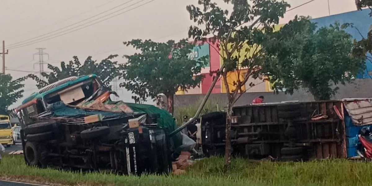 Truk Fuso dan truk boks yang terguling usai ditabrak bus dalam kecelakaan beruntun di Bangkalan (Facebook/@ast.opration)