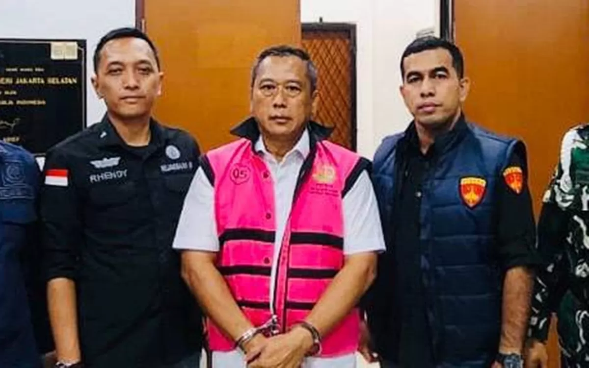 Potret Brigjen Pol Lalu Muhammad Iwan Mahardan memakai rompi pink setelah ditetapkan sebagai tersangka dugaan kasus korupsi MBG (X/partaisocmed)