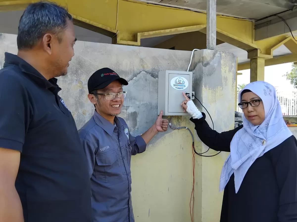 Guru SMKN 4 Bondowoso menunjukkan bagian alat SiRomantis hasil produksi siswa SMKN 3 Bondowoso. (SketsaNusantara.id)
