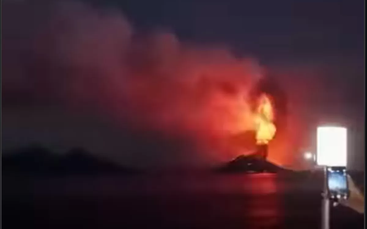 Tangkapan Layar video viral yang menunjukkan Gunung Anak Krakatau erupsi mengeluarkan lava pijar dan ternyata hoaks (Instagram/infogempadunia)
