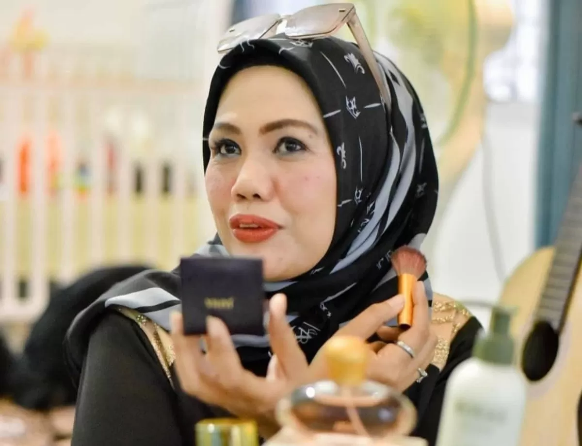 Elly Sugigi merespons usai anaknya, Ulfi Sugigi menuduhnya terlalu mengejar duniawi gegara memutuskan menjalani oplas di usianya yang saat ini sudah tua (Instagram/@arianindahyuliani)