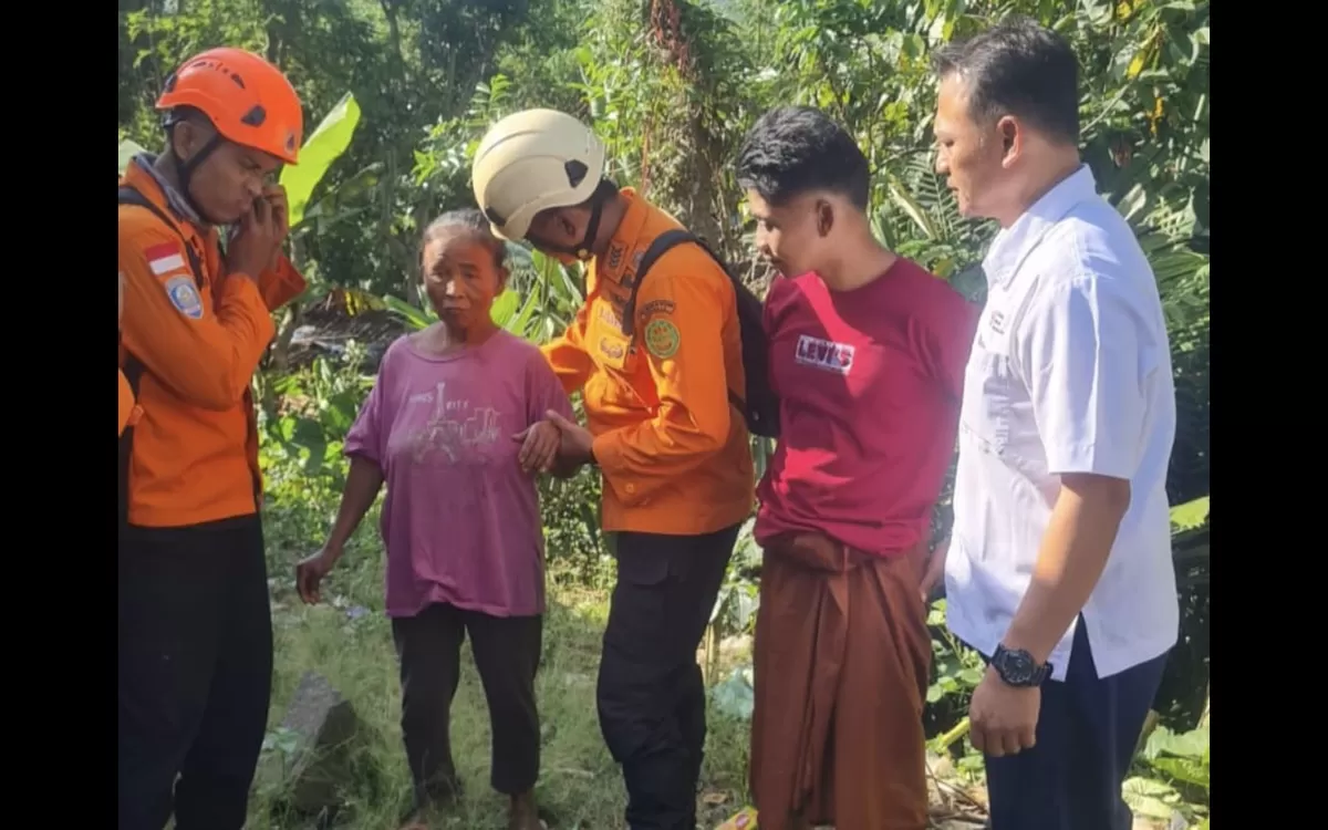 Ops SAR orang hilang, PMI Jember terjunkan Ambulan dan Motor Trail. ditemukan warga selamat di area perkebunan_ (Pmi jember)