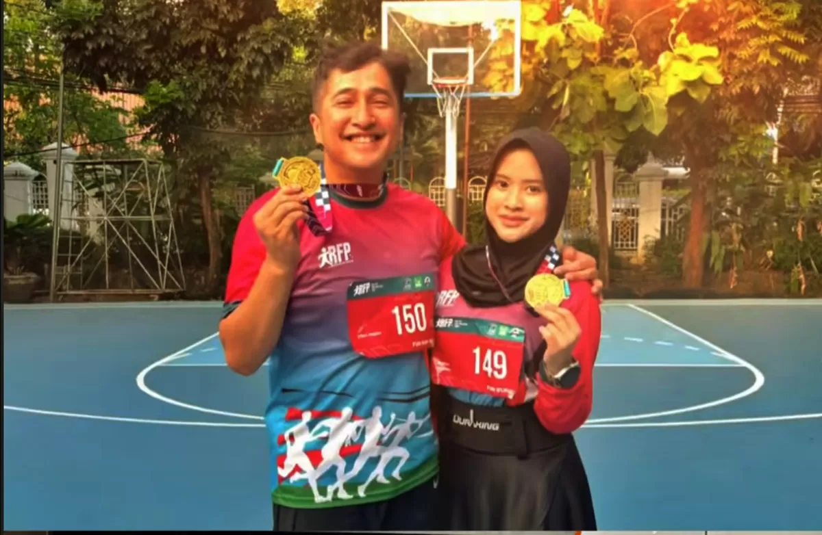 Potret Irfan Hakim dan Raina berhasil menyelesaikan garis finish saat mengikuti event lari sepanjang 5 km sebagai dukungan solidaritas untuk Palestina (Instagram/irfanhakim75)