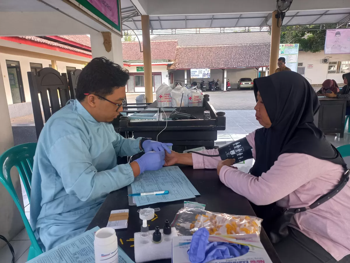 warga tampak antusias mengikuti aksi donor darah hingga sukses menyumbangkan 58 kantong darah.
