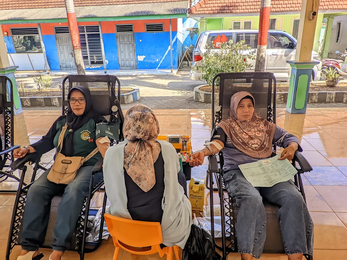 Komunitas alumni SMAN 1 Ambulu menggelar aksi donor darah bersama Unit Donor Darah (UDD) PMI Kabupaten Jember