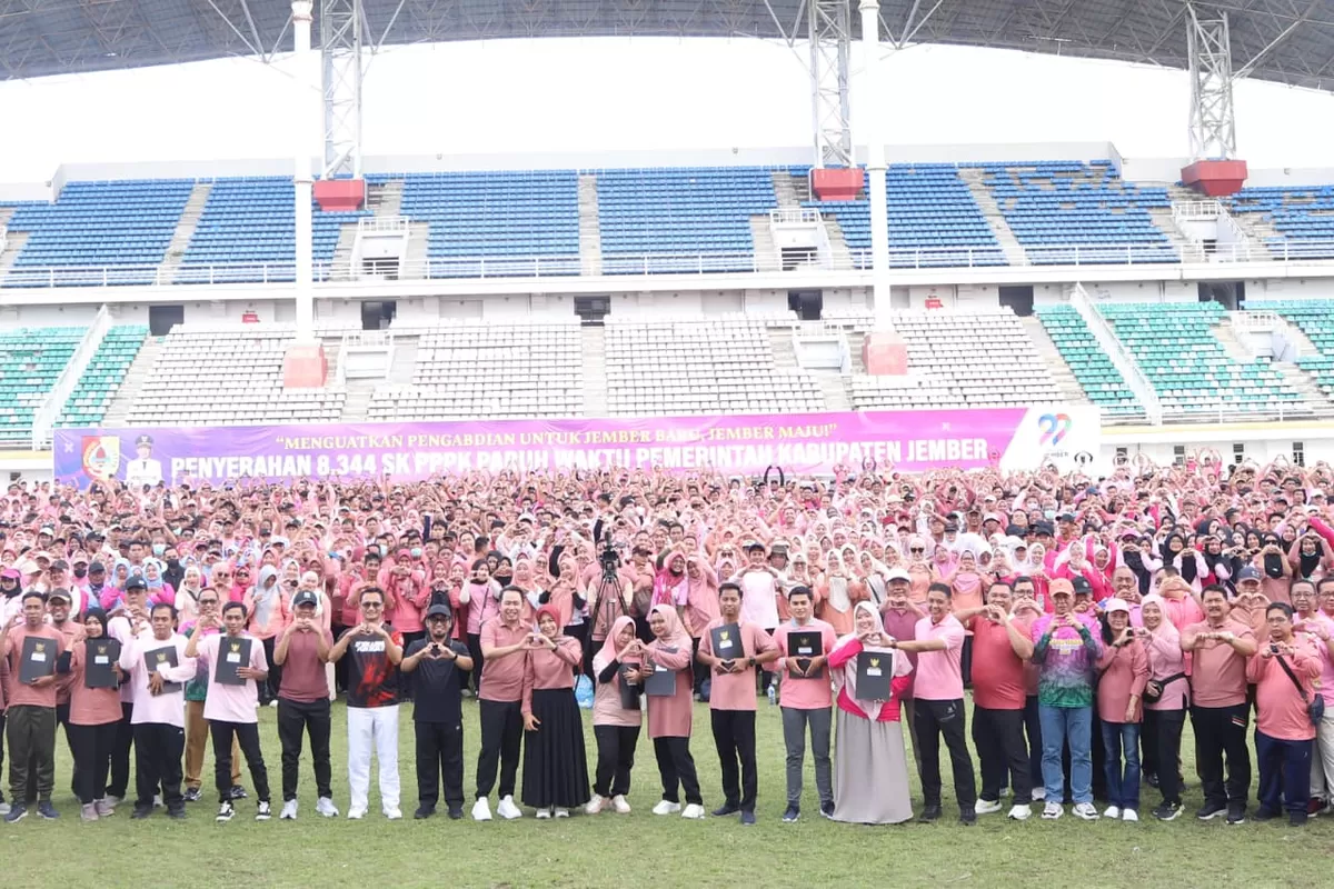 Bupati Jember Gus Fawait bersama PPPK. (Dok Diskominfo Jember)
