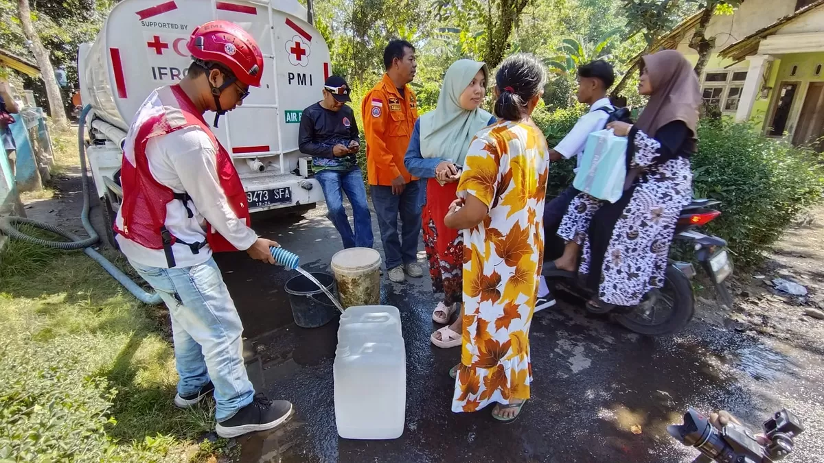 Droping air bersih di musim kekeringan. (Dok BPBD Jember)