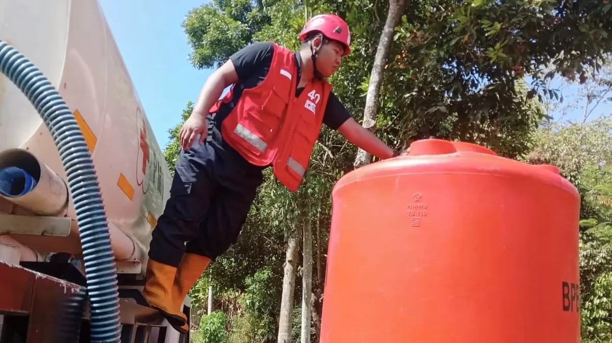 PMI Kabupaten Jember bergerak cepat menanggulangi krisis air bersih yang melanda Dusun Bunder, Desa Sumber Pinang, Kecamatan Pakusari.