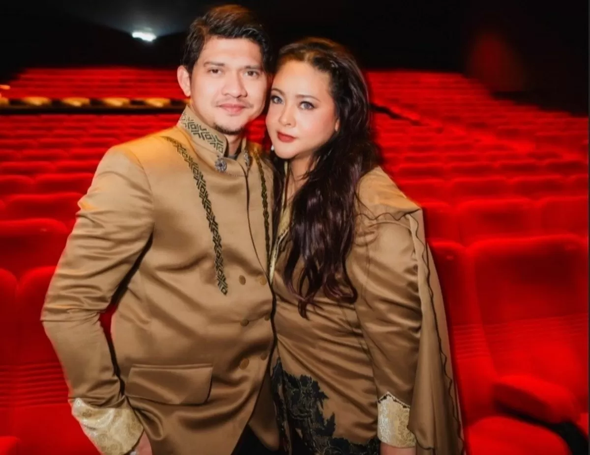 Iko Uwais akhirnya buka suara terkait istrinya, Audy Item yang saat ini sedang mengandung anak ketiga di usia yang tidak lagi muda. (Instagram/@audyitem)
