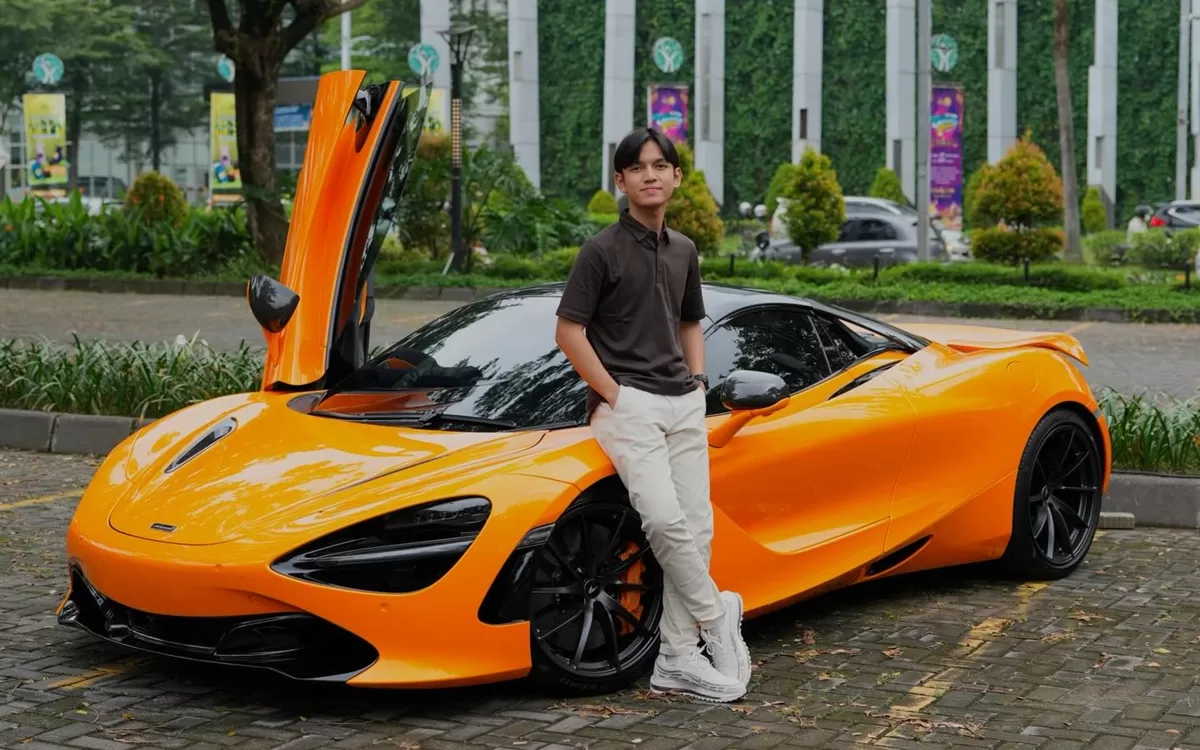 Potret mobil sport milik YouTuber Andra ST, supercar McLaren 720S mengalami kecelakaan tunggal hingga terbelah dua saat berkendara di Solo (Instagram/andrastyt_)