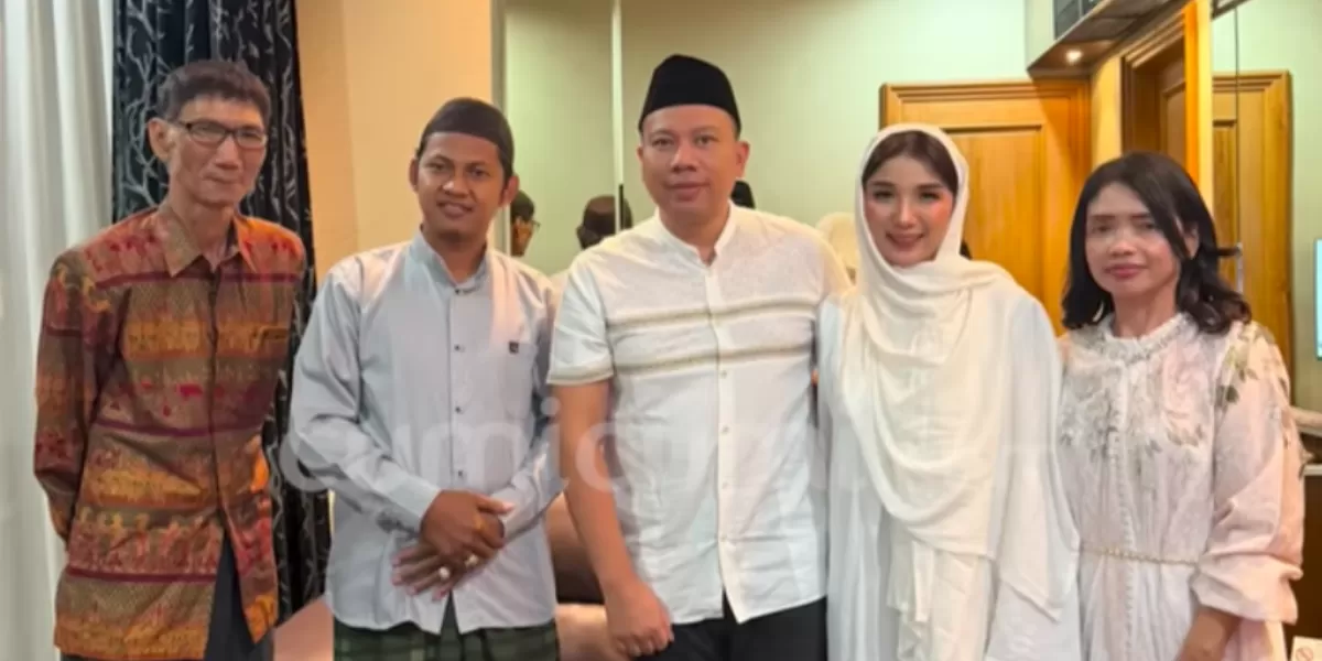 Potret saat Vicky Prasetyo menikahi Fangfang (berkerudung putih) secara siri  (YouTube Cumicumi )