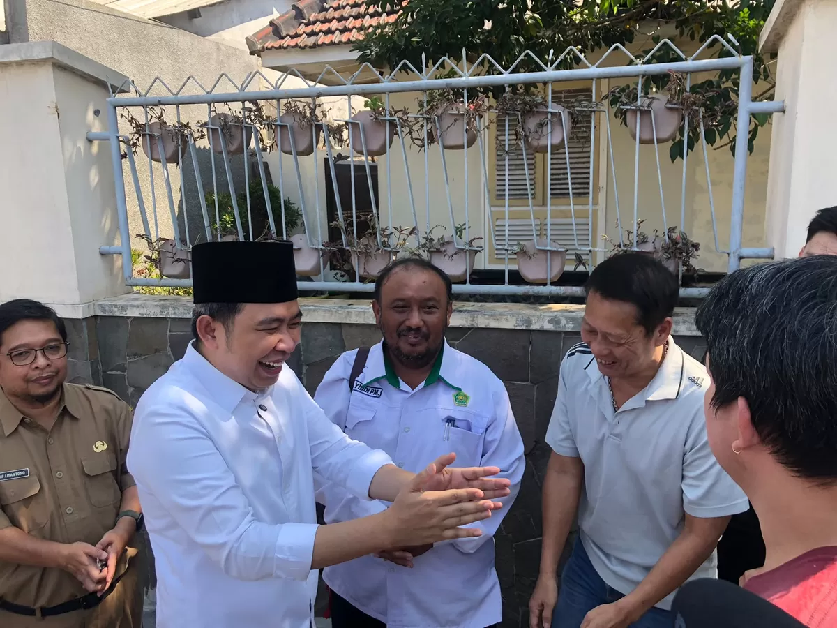 Bupati Jember Gus Fawait saat melakukan dialog dengan warga. (Angga Juli Setiawan/SketsaNusantara.id)