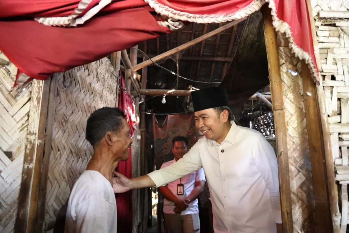 Bupati Jember Gus Fawait saat meninjau rumah warga. (M Purnomo/SketsaNusantara.id)