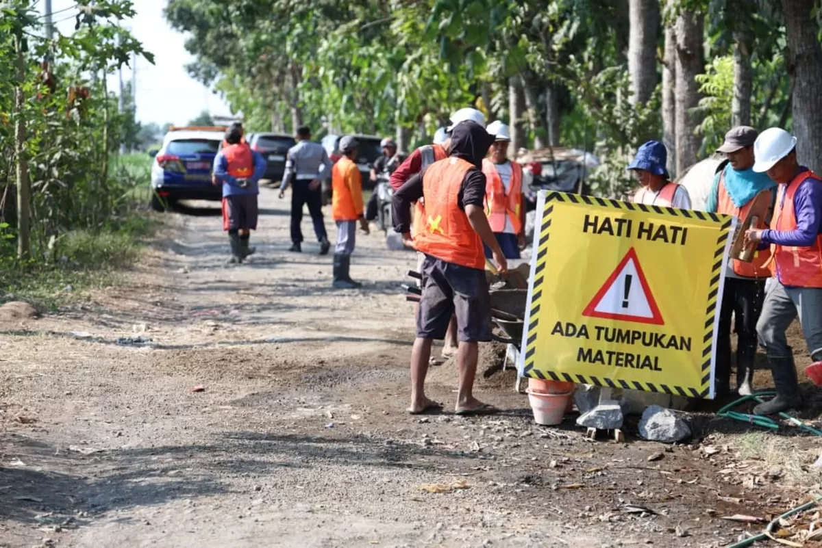 proses perbaikan jalan di kecamatan Jenggawah. (M Purnomo/SketsaNusantara.id)