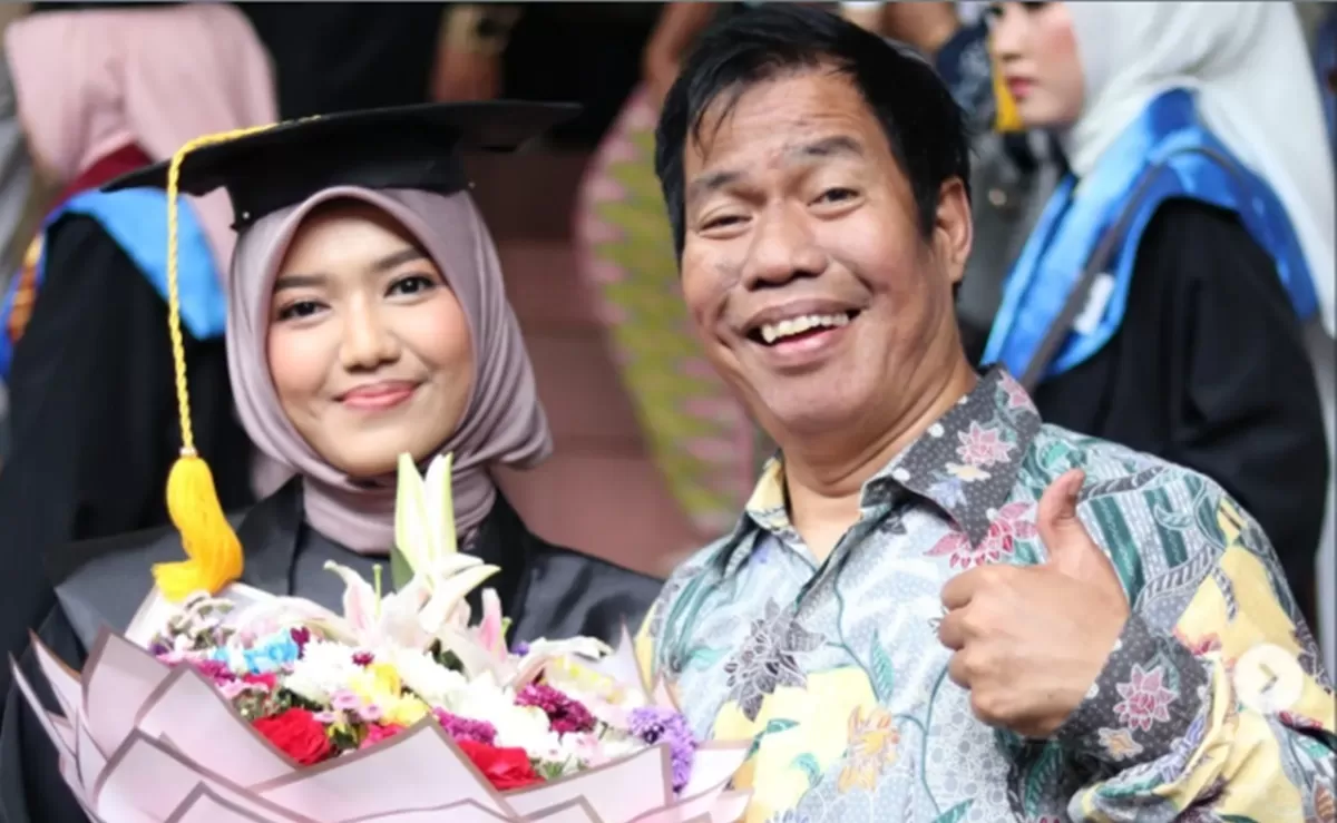 Potret komedian Temon Templar sempat unggah momen bahagia saat dampingi wisuda anaknya sebelum wafat (Instagram/temontemplar27)