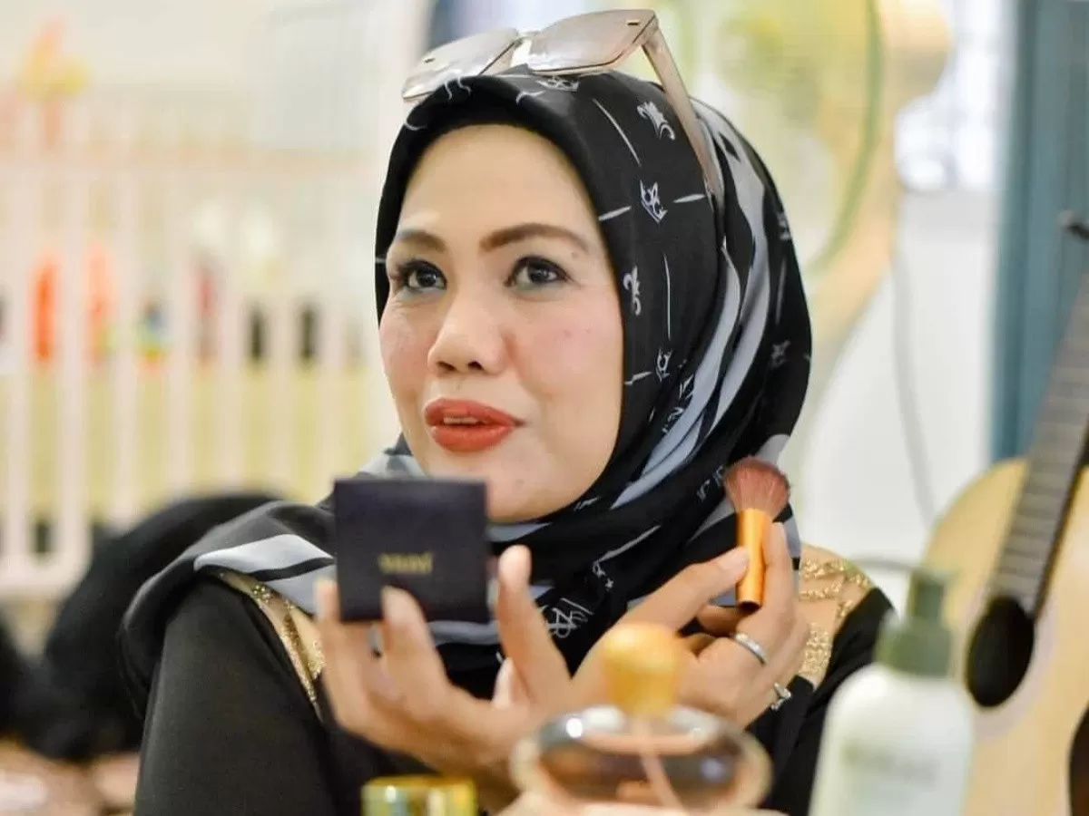 Elly Sugigi memilih untuk pasrah tentang jodoh meski saat ini sudah menjalani oplas di bagian hidung dan kelopak mata (Instagram/@arianindahyuliani)