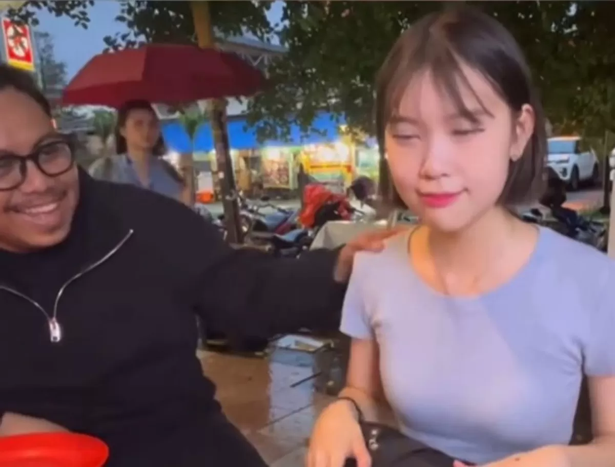 Potret Food Vlogger Kelly asal Korea Selatan diduga mendapat perlakuan tak menyenangkan dari seorang pria saat kulineran di Blok M Jakarta (YouTube Kelly Korea)