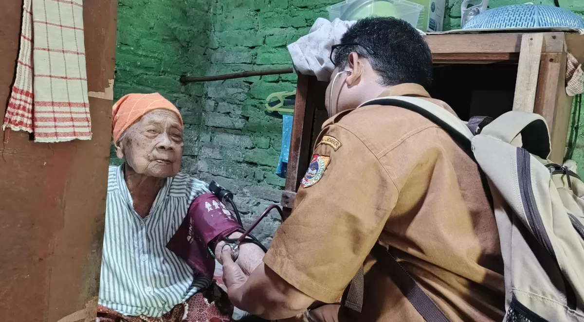 Proses pemeriksaan nakes di Kecamatan Ambulu. (Dok Pemkab Jember)
