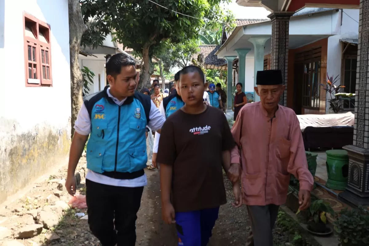 Belenggu pasung RQ akhirnya terlepas dan segera mendapatkan penanganan. (Dok Humas Jatim)