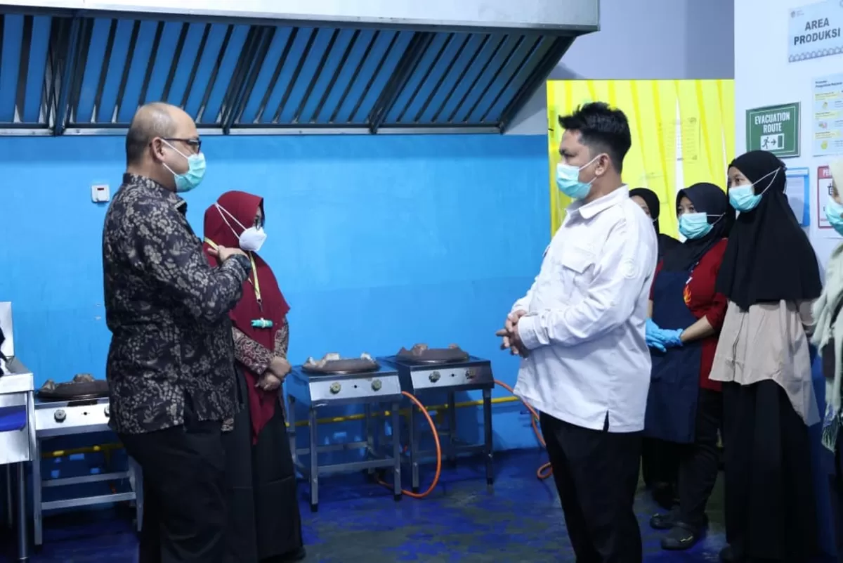 Satgas Pemkab Jember Helmi saat memberikan sidak ke SPPG. (Dok Diskominfo Jember)