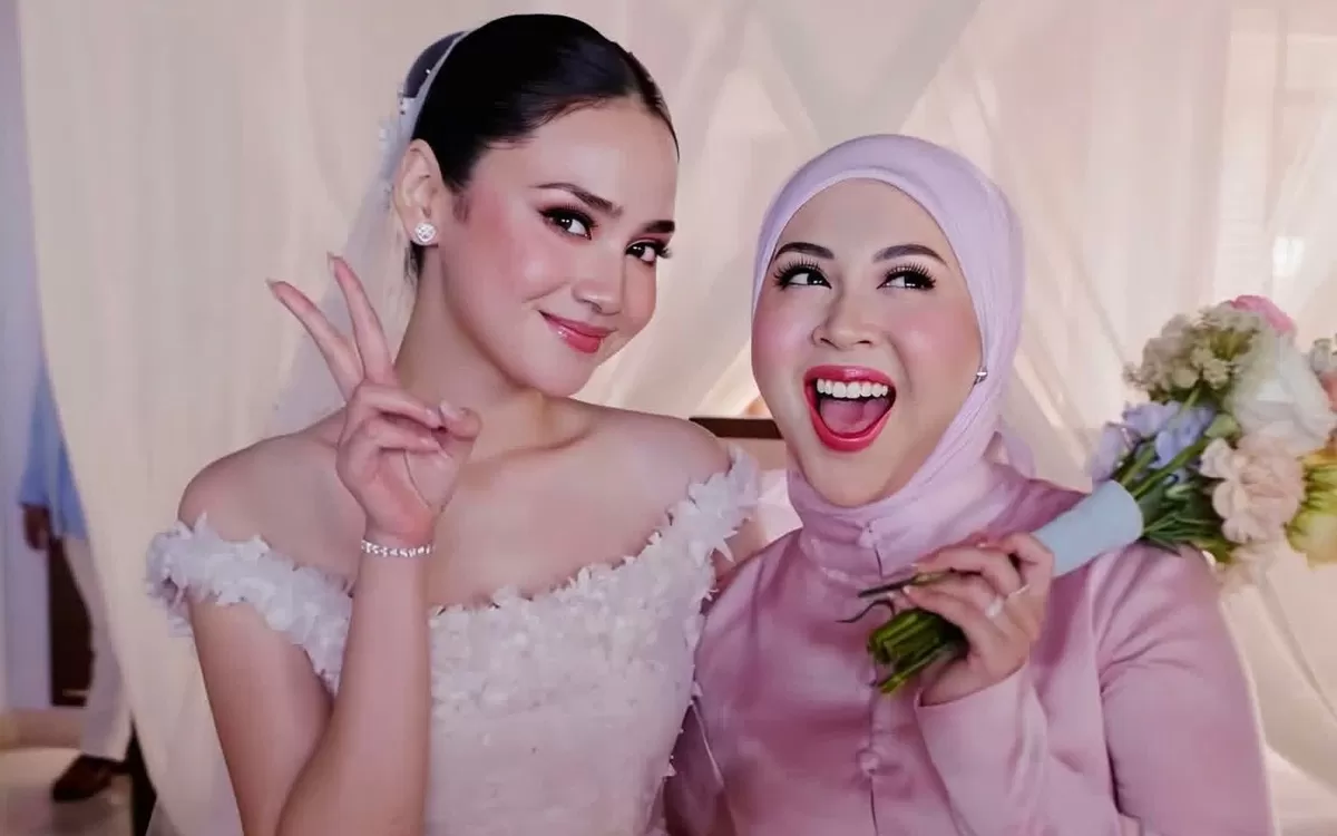Potret Kesha Ratuliu pasang badan bela Syifa Hadju di tengah ramai perbincangan soal isu perselingkuhan yang membuat kandas hubungan dengan Rizky Nazar (Instagram/kesharatuliu05)