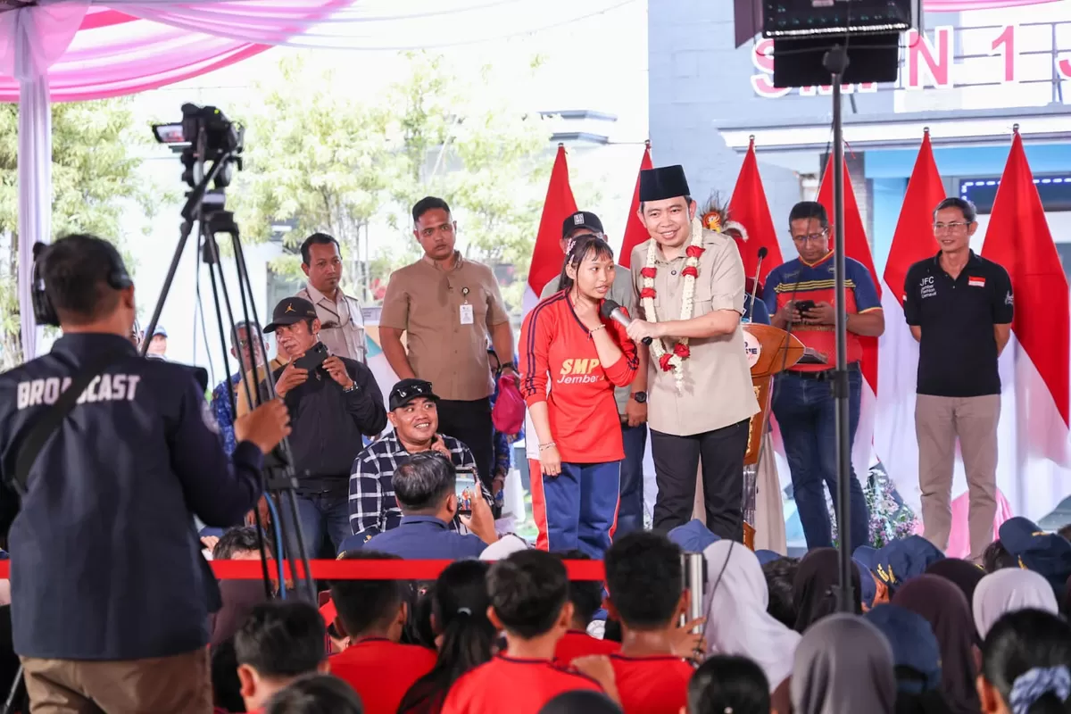 Bupati Jember Gus Fawait saat berinteraksi dengan siswa. (M Purnomo/SketsaNusantara.id)
