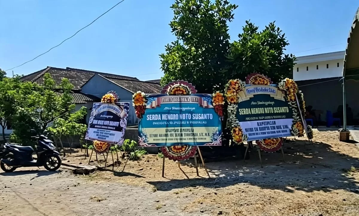 Deretan karangan bunga berisi ucapan duka cita penuhi halaman kediaman keluarga Serda Hengki Noto Susanto (SketsaNusantara.id)