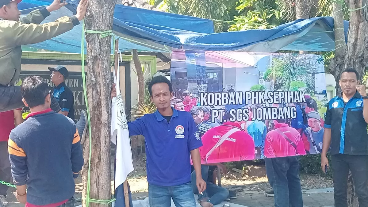 Aksi protes buruh pabrik plywood Jombang di depan kantor Disnaker setempat. (SketsaNusantara.id/As'ad Choirudin)