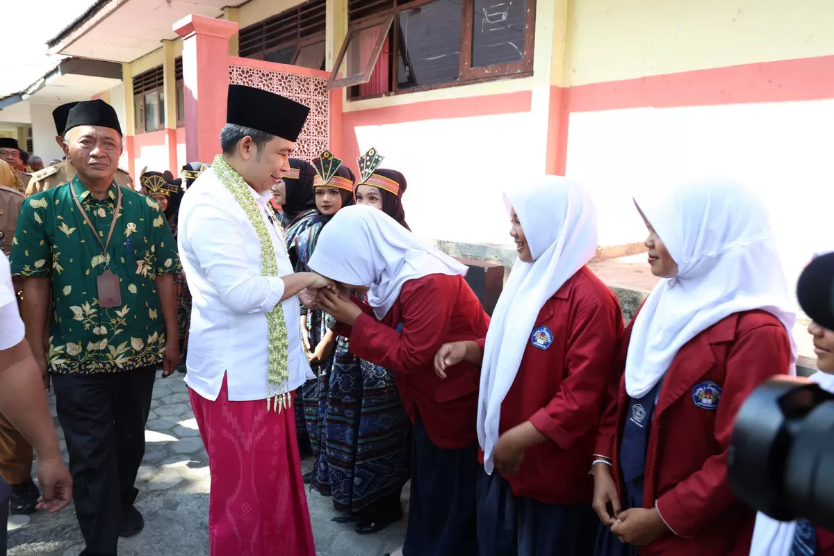 Bupati Jember Muhammad Fawait saat kunjungan di sekolah. (Dok Diskominfo Jember.)