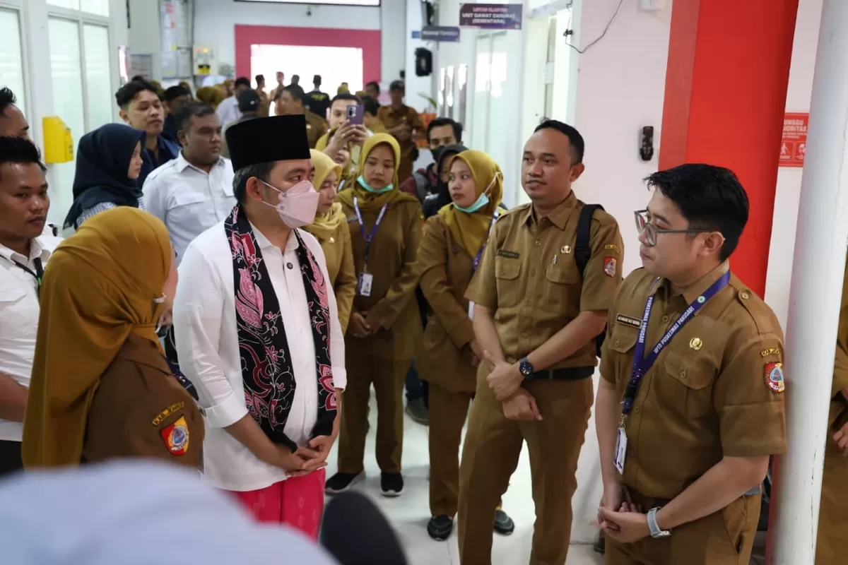 Bupati Jember Gus Fawait saat melakukan kunjungan ke Puskesmas. (Dok Diskominfo Jember)