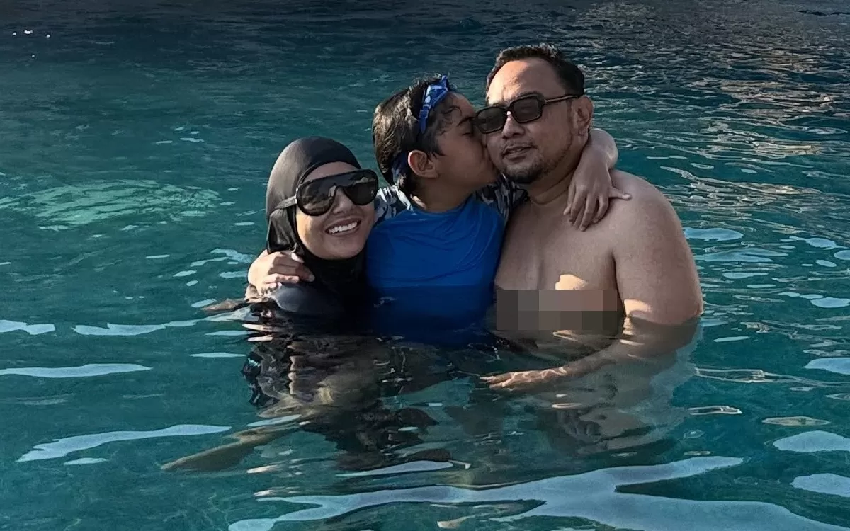 Potret pasangan Meisya Siregar dan Bebi Romeo liburan ke Bali bersama putranya yang nyaris terseret ombak saat main air di Pantai (Instagram/meisya_siregar)
