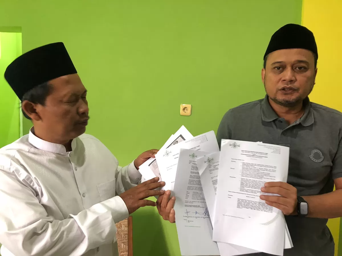 Wakil Ketua PCNU Jember Periode 2019-2024 Ayub Junaidi (Kanan) saat menunjukan surat-surat (Angga Juli Setiawan/SketsaNusantara.id)
