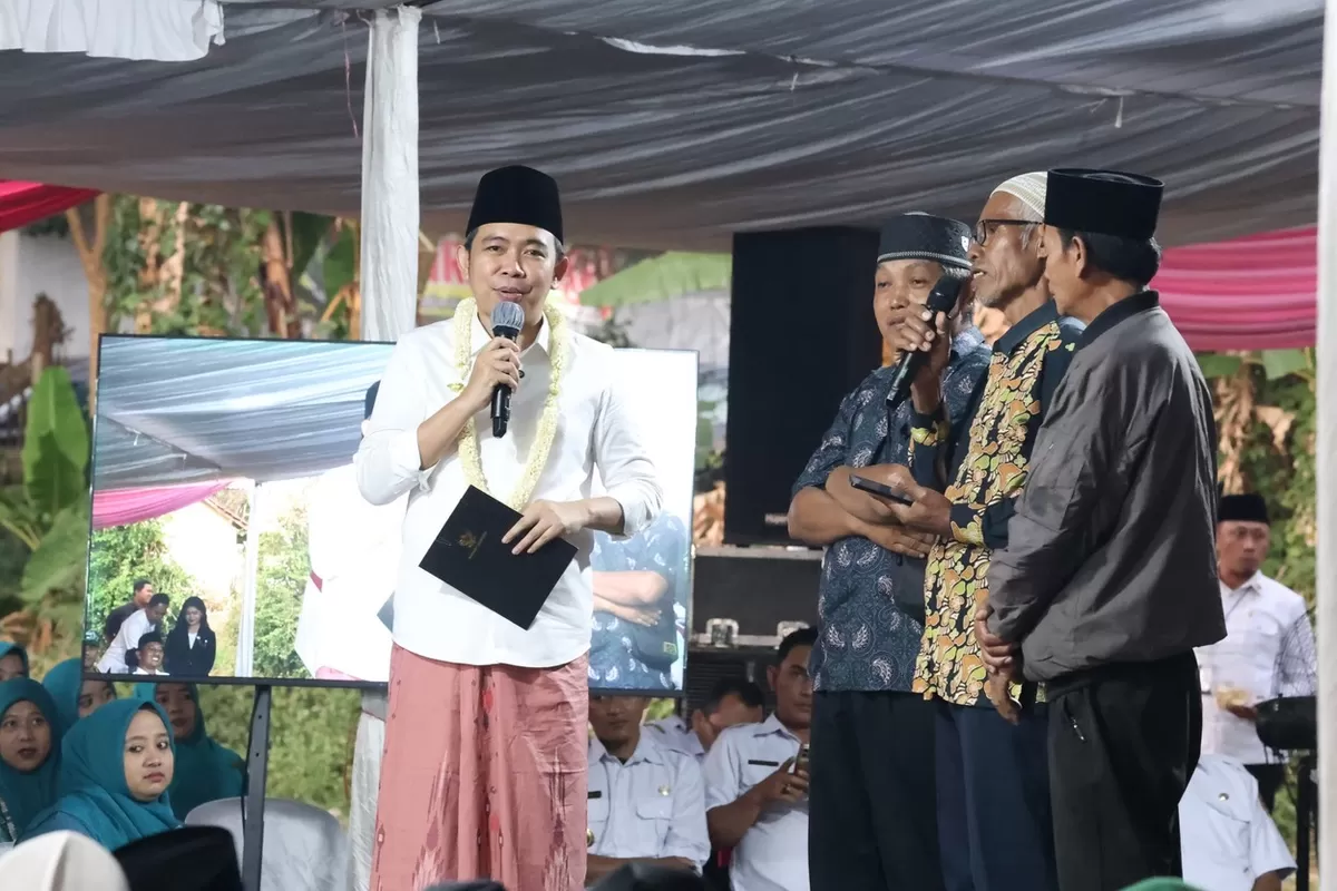 Bupati Jember Gus Fawait saat bertemu warga. (M Purnomo/SketsaNusantara.id)