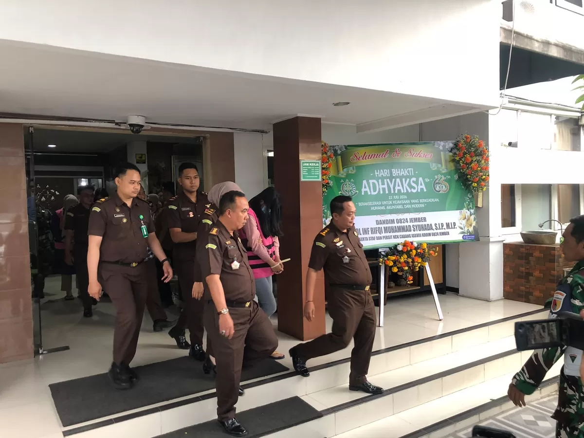 Kejari Jember menahan tersangka dugaan korupsi. (Angga Juli Setiawan/SketsaNusantara.id)