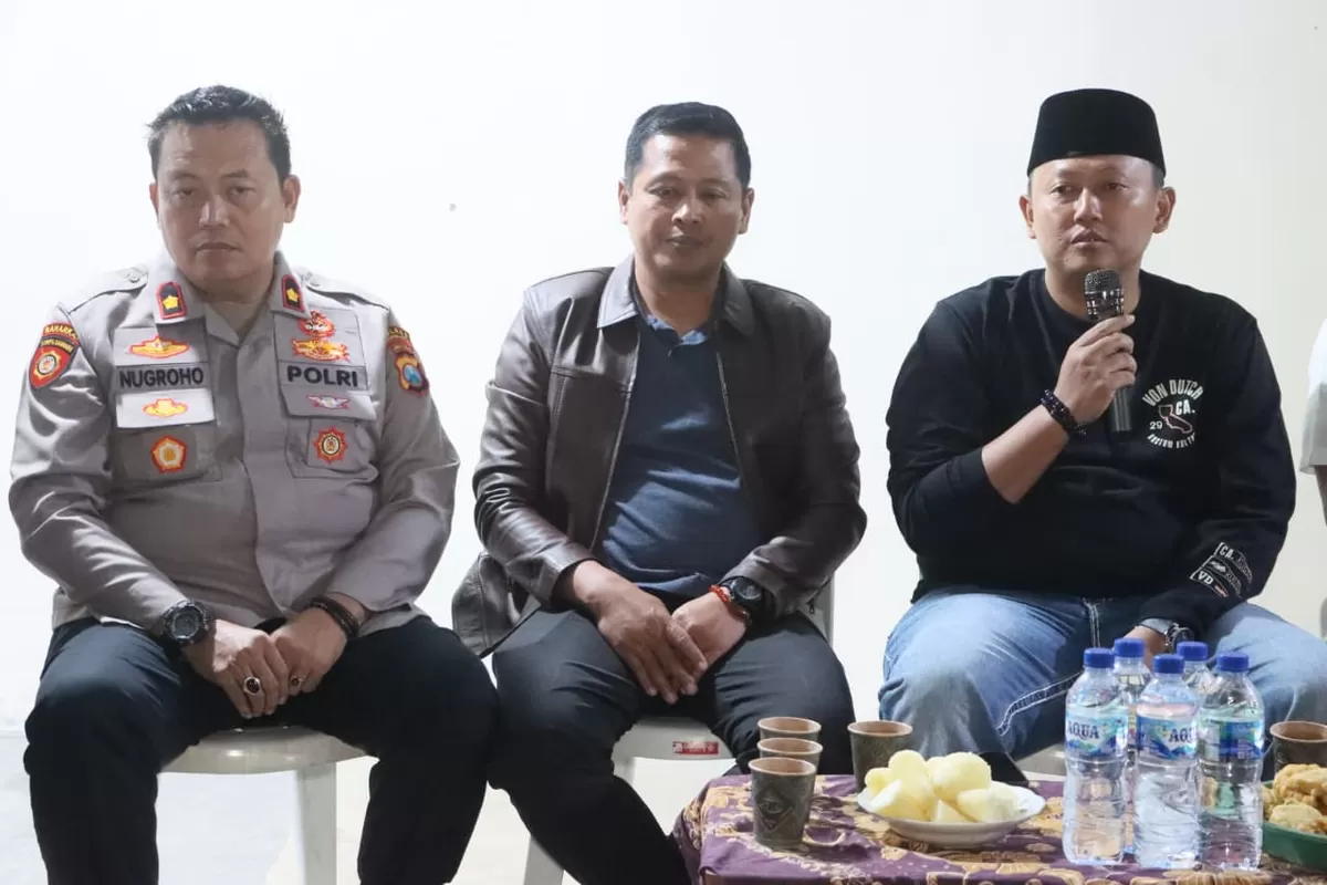 Kapolres Madiun Kota AKBP Wiwin Junianto (kanan) saat memberi sambutan kepada warga di Balai Pertemuan RT 17 RW07, Kelurahan Demangan. (SketsaNusantara.id)