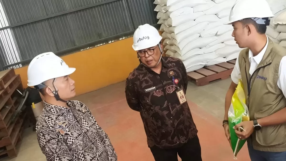 Perum Bulog Kantor Cabang Madiun bersama Pemerintah Kabupaten Madiun saat menggelar uji tanak beras di Kompleks Pergudangan Jeruk Gulung, Kecamatan Balerejo. (SketsaNusantara.id)