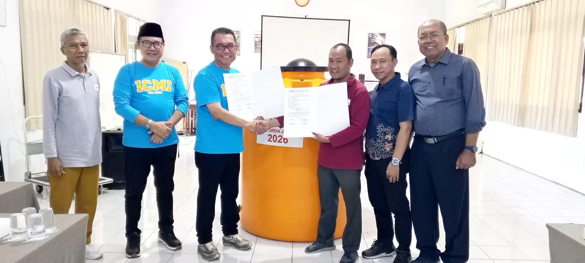 ICMI Orda Jember menyerahkan bantuan satu unit tandon air berkapasitas 1.200 liter kepada Palang Merah Indonesia (PMI) Jember.