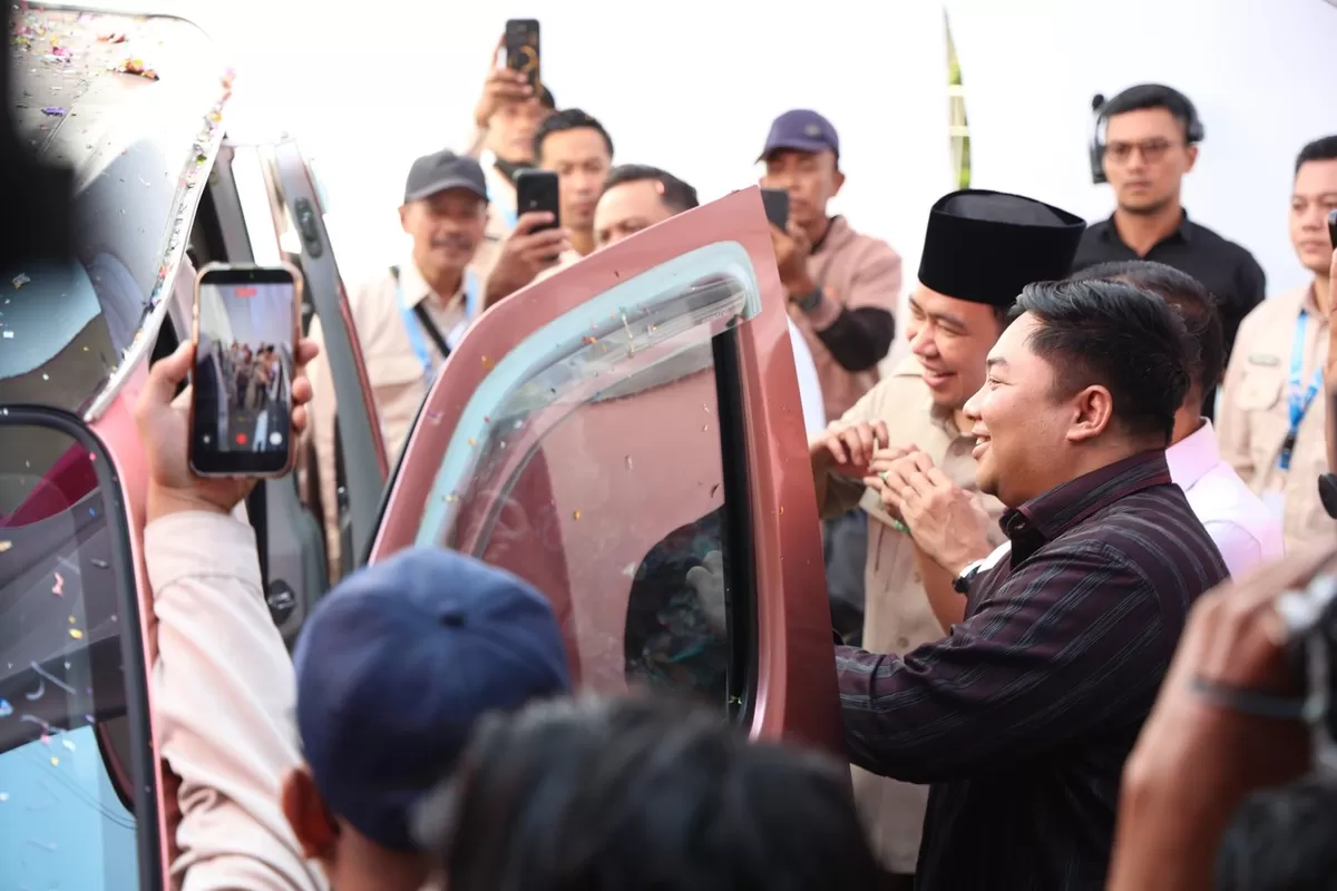 Bupati Jember Gus Fawait dan Kawendra Lukistian saat cek mobil homecare. (Dok Diskominfo Jember)