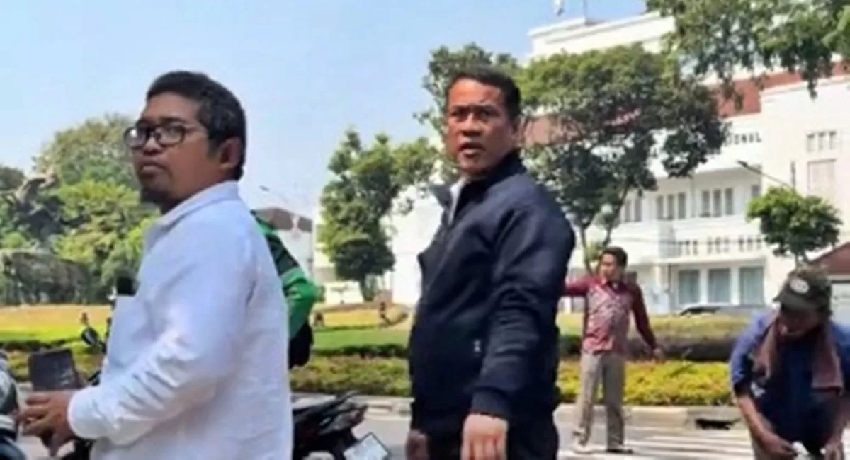 Potret Mentan Amran Sulaiman viral usai ikut membantu proses evakuasi korban laka di kawasan Taman Suropati Jakarta (TikTok/Lambetani)